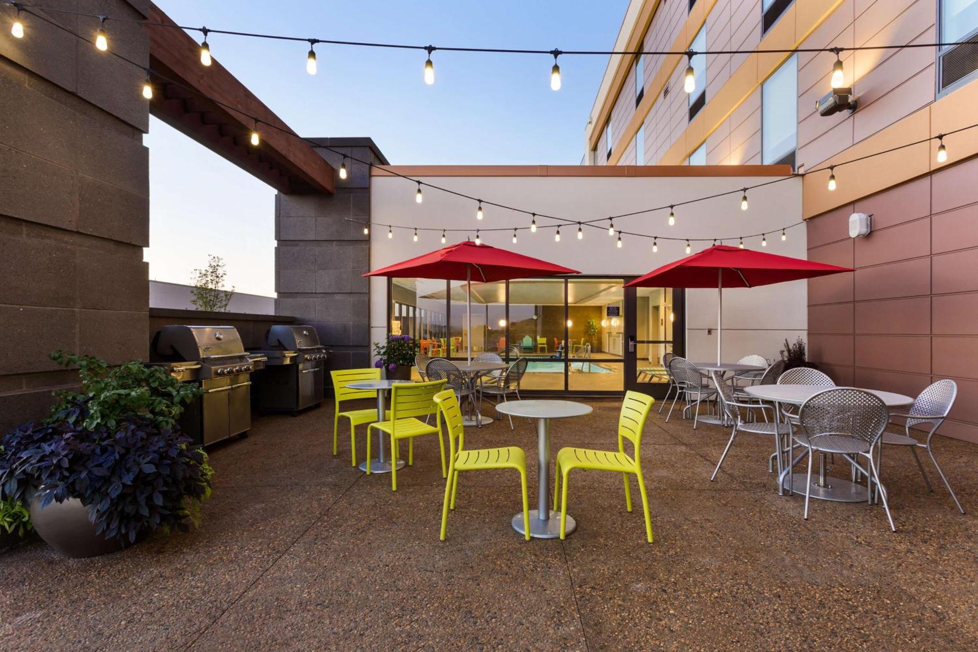 Home2 Suites By Hilton Fargo Exterior photo